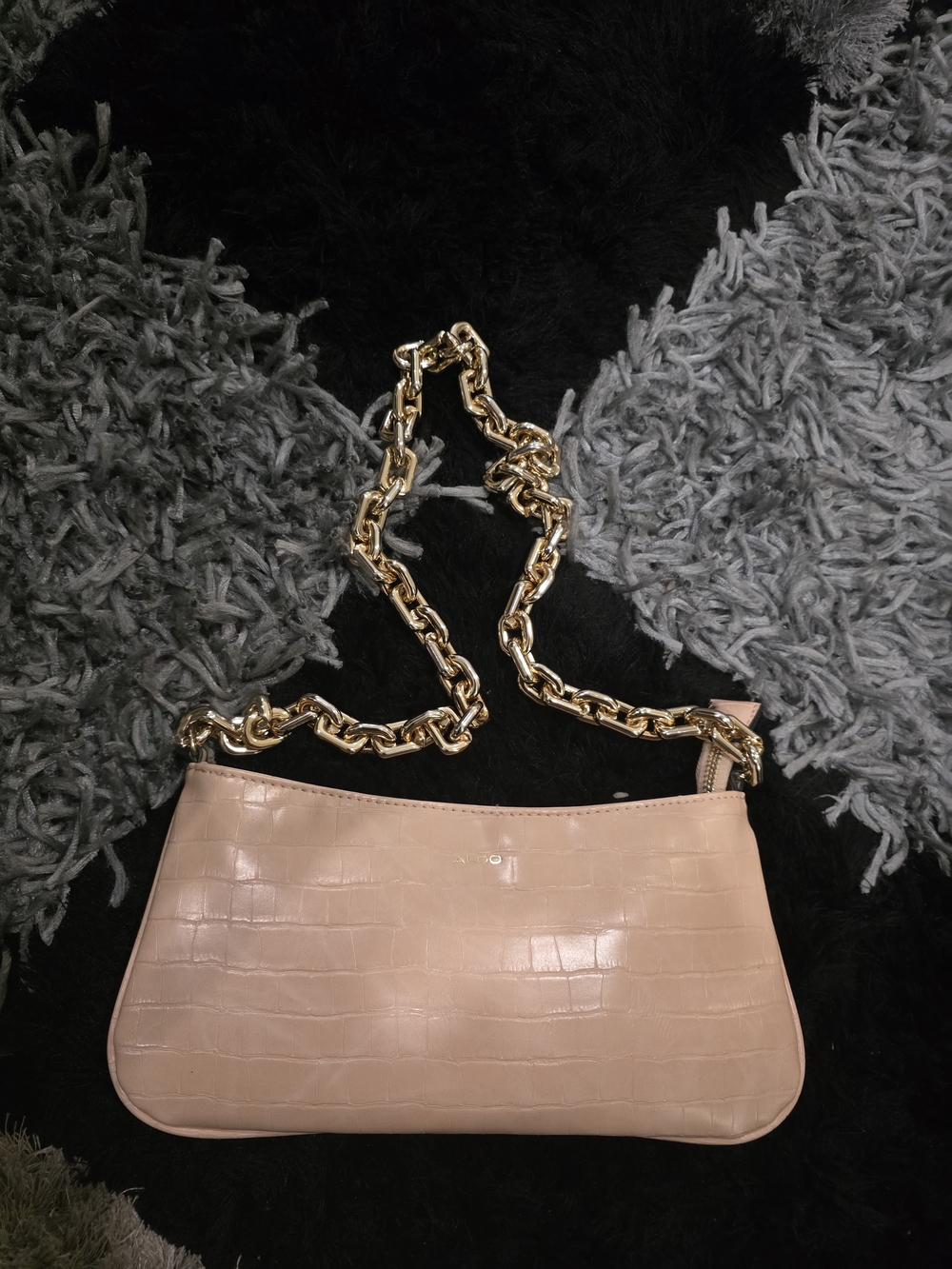 Aldo Chic Pebbled Shoulder Bag in Blush Pink with Gold Chain - Picture 5 of 7